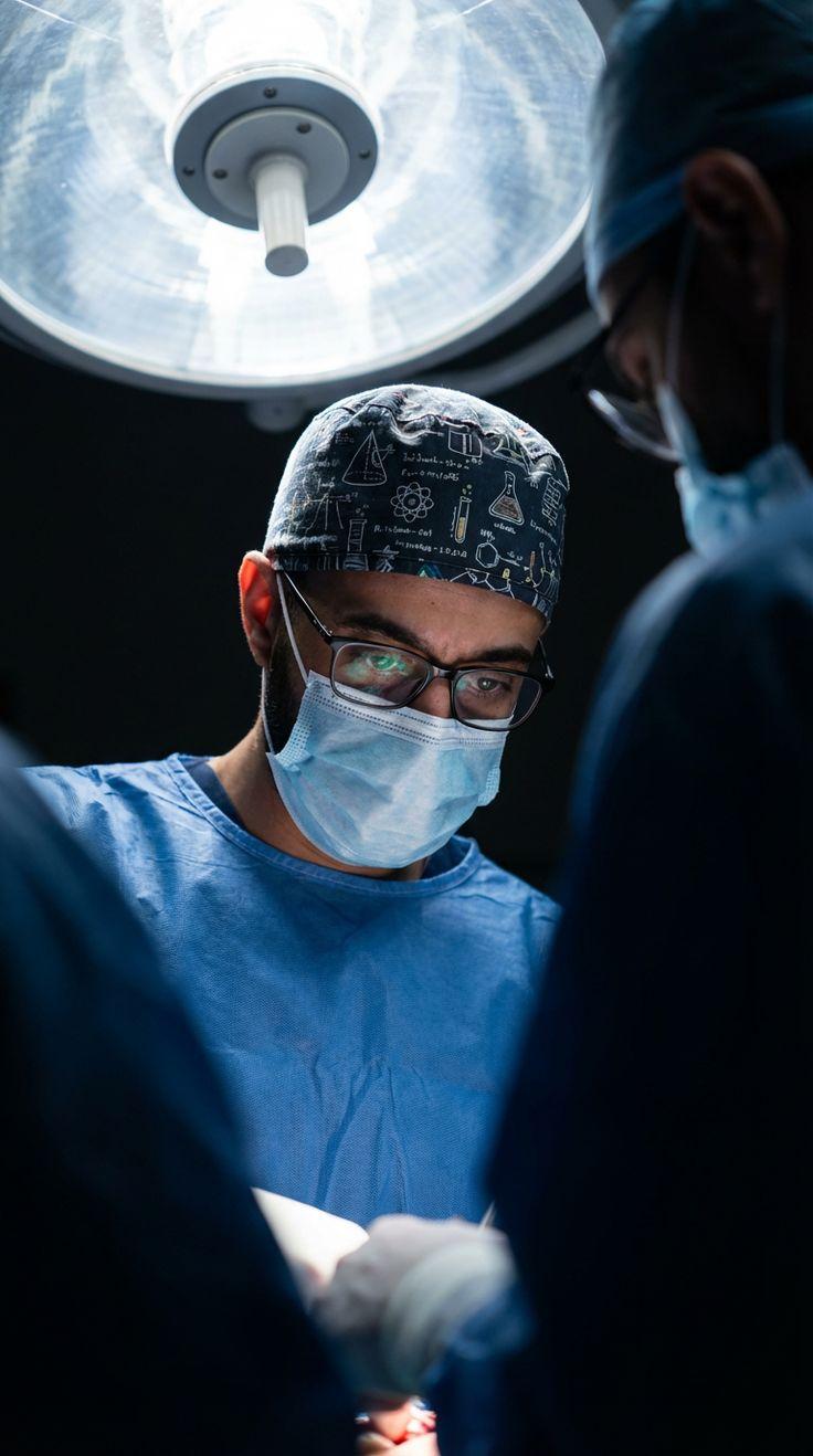 Equipo médico durante un procedimiento quirúrgico en Hospital Integral